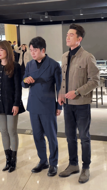 文咏珊穿那么漂亮，拍照让人家站在边边上，也难怪文咏珊黑着脸不停翻白眼，这个品牌确