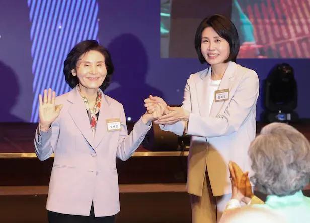李在明与金文洙在前沿阵地两位夫人也没有闲着，在后方的各种活动“对决”。李在明