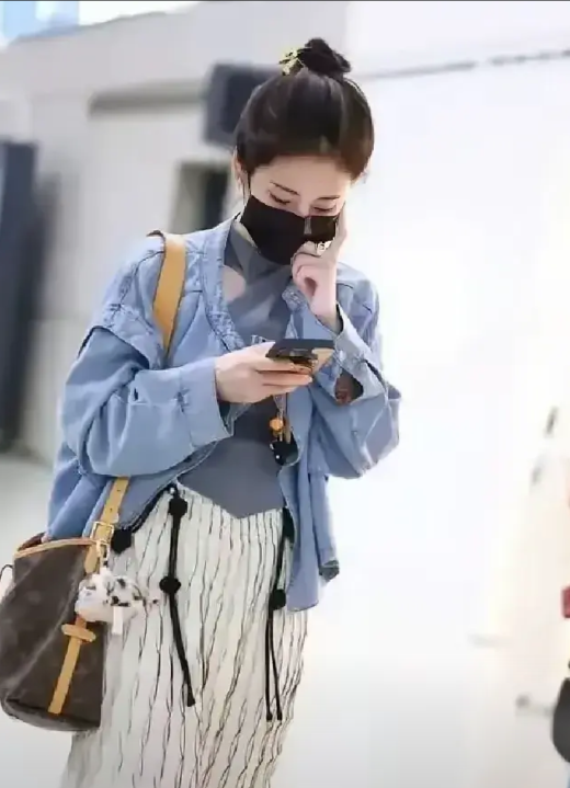 我说张碧晨怎么不继续和汪苏泷抢了，原来是张碧晨和谭伊哲的事情被爆料出来了，不宜挂