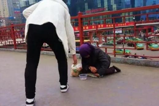 1989年一名天津男子在大街上将一个乞讨的女子带回了家，谁知后来两人结婚生子，住