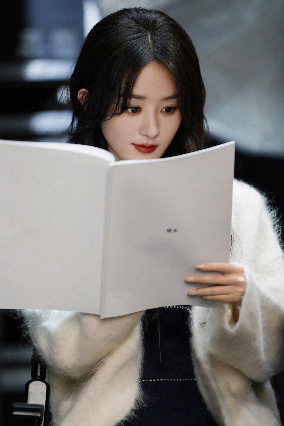 认真工作的赵丽颖更爱了[爱心][爱心]