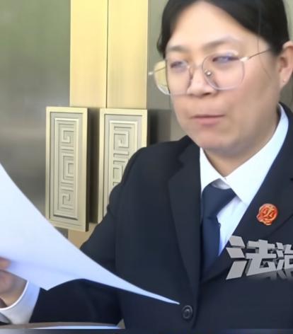 这位法官火了！近日，北京一烤鸭店老板拖欠前员工11万工资，员工找他讨要工资时，这