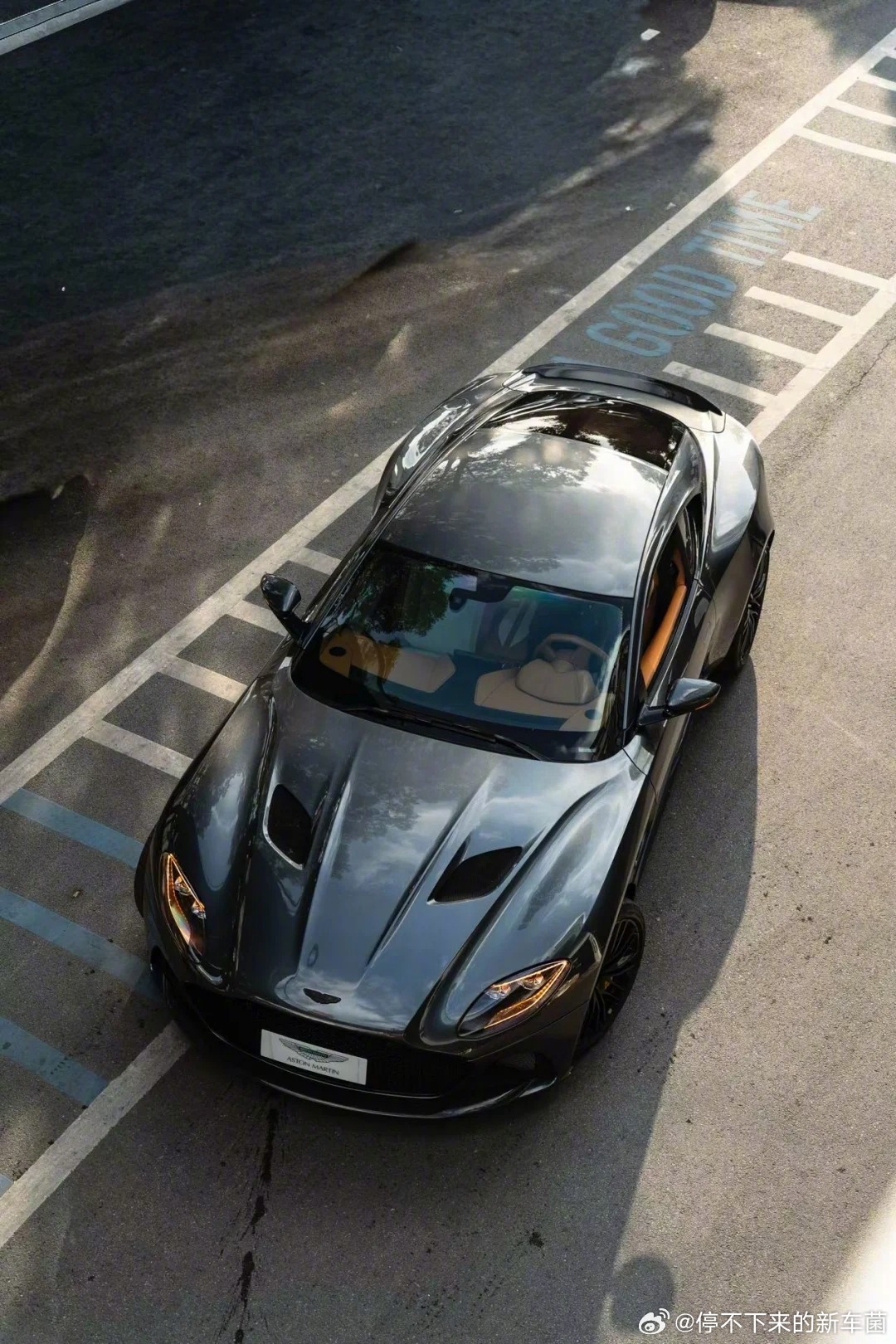 阿斯顿·马丁DBS里外全碳，质感确实不一样