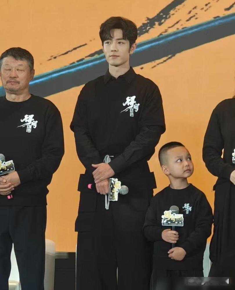 摄影朋友去了《得闲谨制》主创见面会。他牵着小演员入场，低头听人家说话时眼睛亮