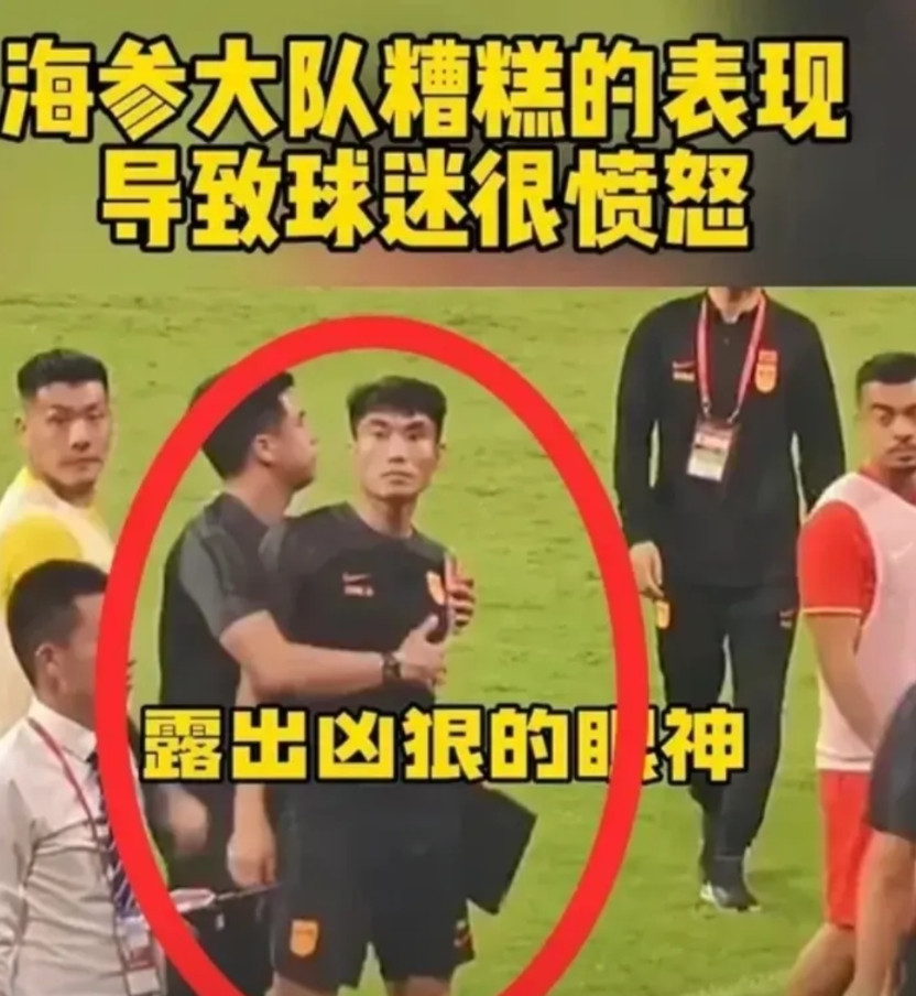 郑智在场上本全神贯注，却被看台上一声“丢人现眼”的叫骂刺痛。刹那间，他横眉怒目，