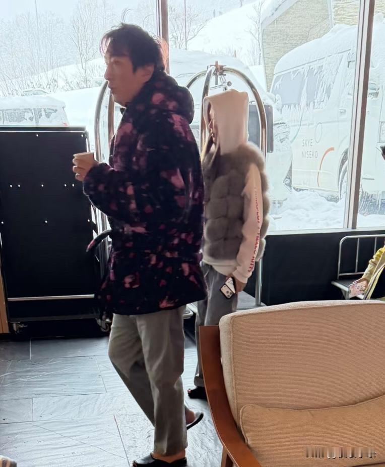 37岁王思聪现身日本二世谷滑雪场，身后跟着3个美女，他穿着拖鞋，手里拿着咖啡，看