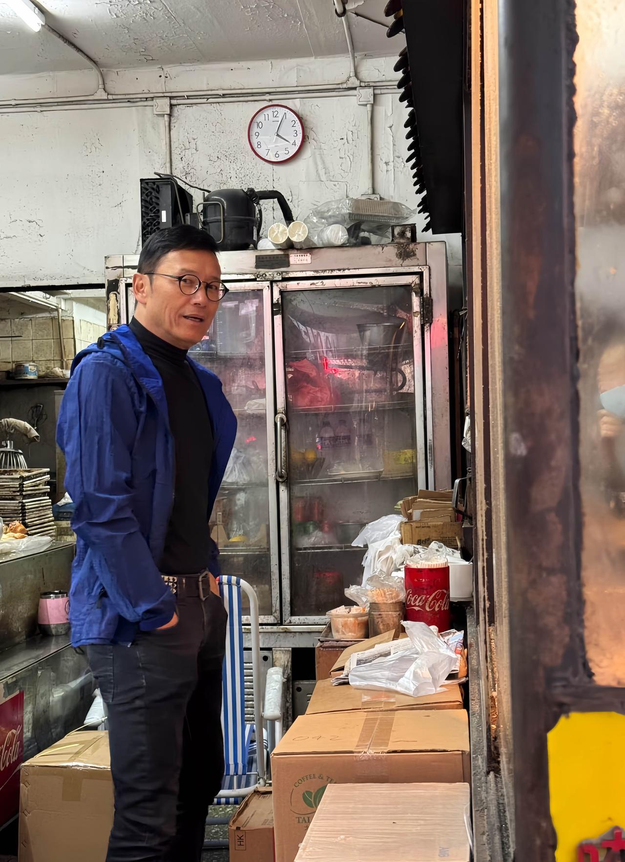 香港老牌艺人，不仅在演艺圈艺德好，谦虚低调，演技精湛，生活中也是一样的。在香