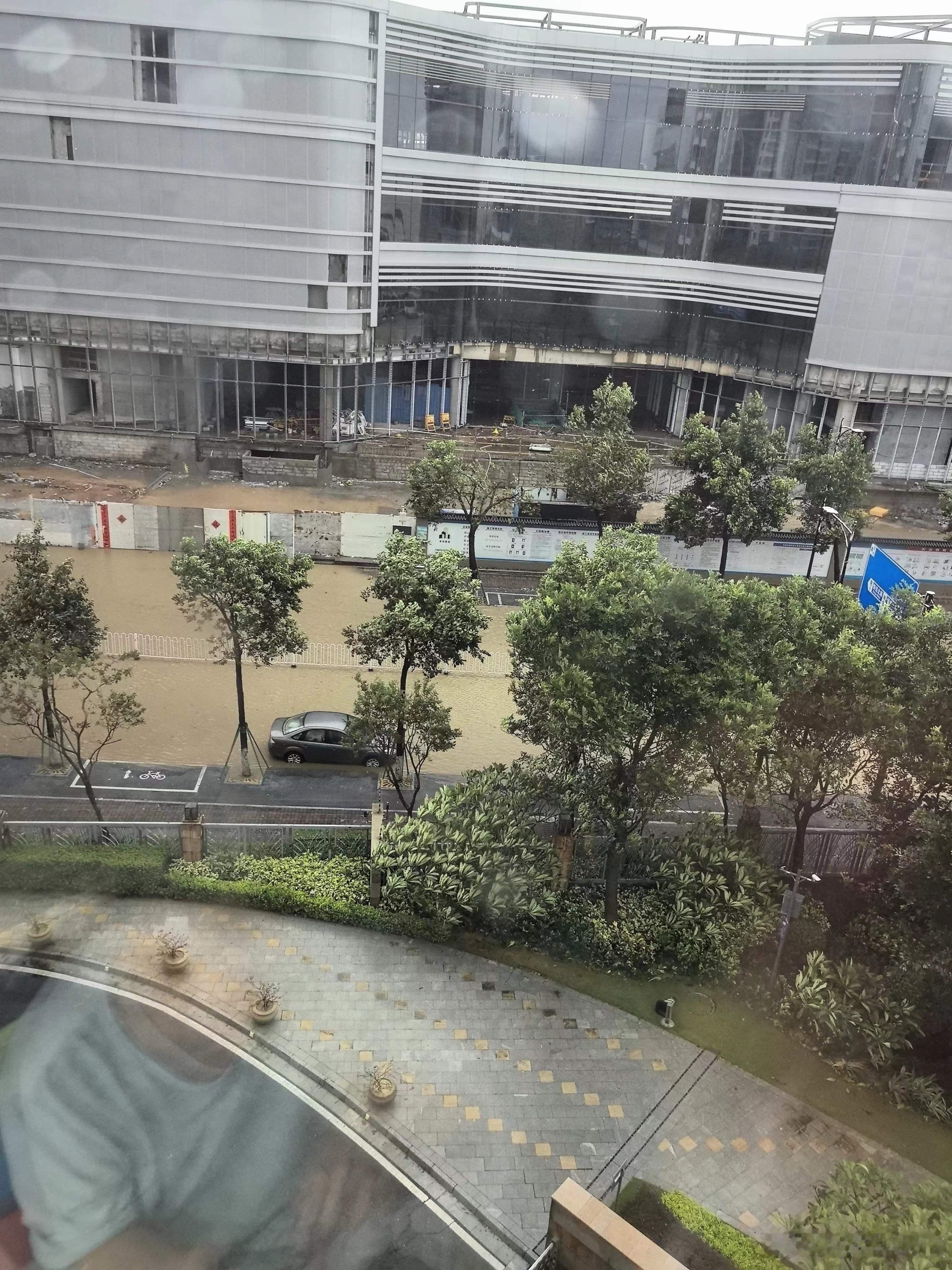 相隔5分钟，海水倒灌就涨的那么快[笑着哭]楼下这辆车应该跑不掉了…10级风圈内