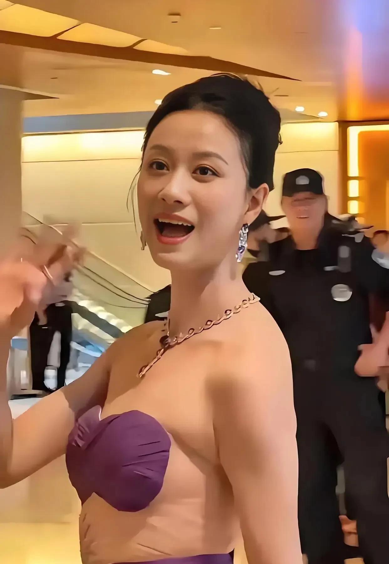 啥叫时尚？穿的越少越好才时尚。啥叫时尚？爷们们不眼勾勾看的都不叫时尚