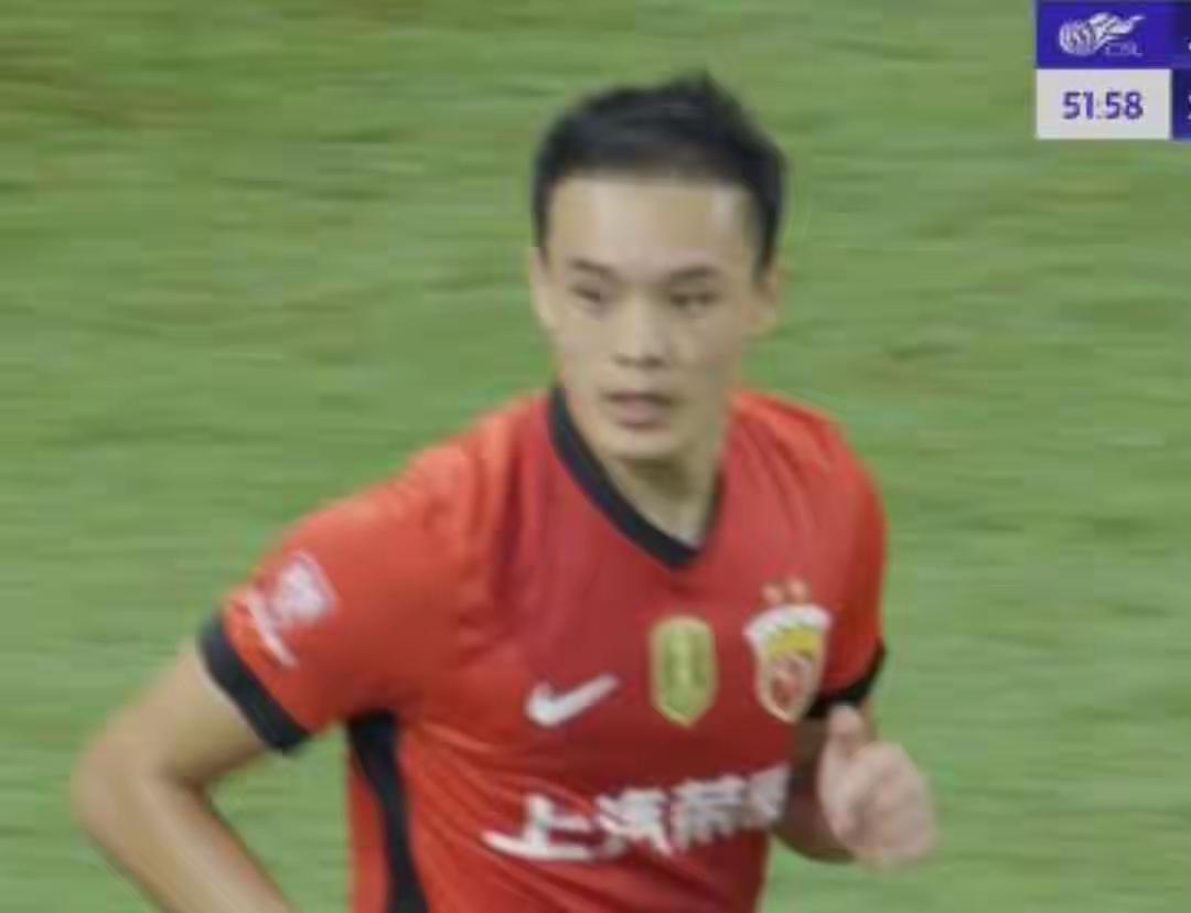 申花有些苦涩！从申花加盟海港的刘若钒在接受采访时表示要用冠军回报海港！特地还强调