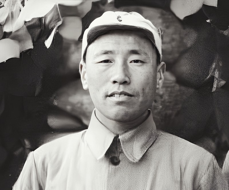 抗战中，八路军军区副司令黄骅正开会，手枪队长冯冠奎走进来，黄微笑示意对方坐下，不