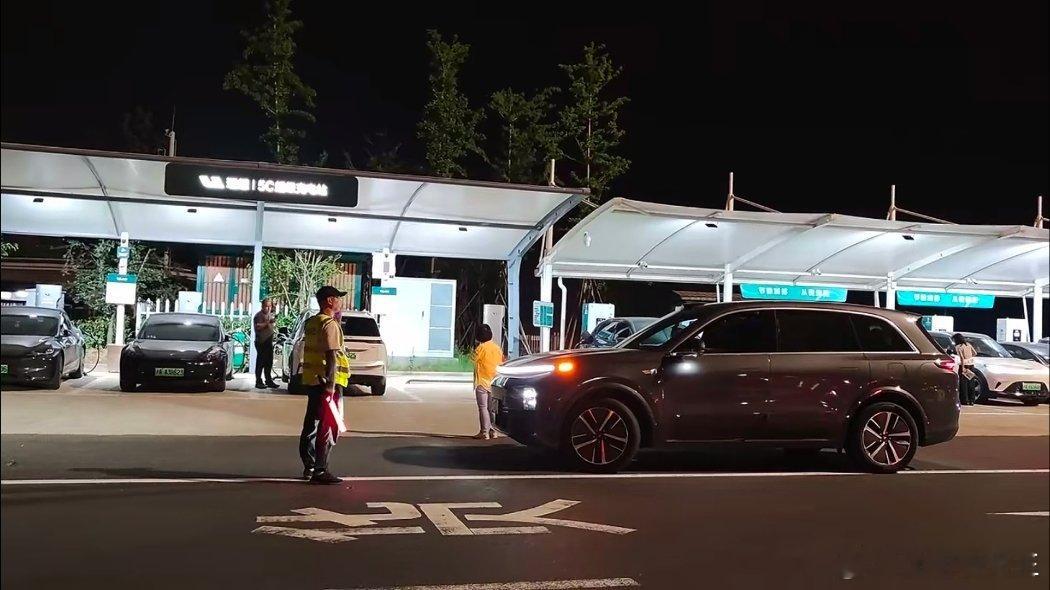 理想五一这波给力呀[并不简单]车主充电免服务费，5C桩开放给大家使用。服务区排队