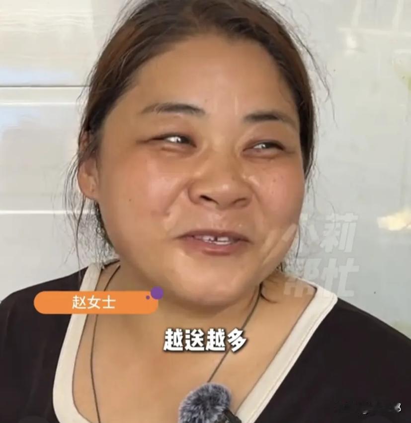河南南阳赵冰给儿子送饭，荤素搭配，营养均衡，同学们都喜欢吃，第一次只有一个孩子，