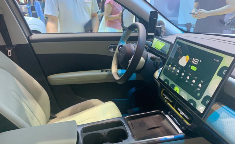 奇瑞全新qq3将会在2月6日的奇瑞QQ之夜上市，很经典的QQ设计感觉，从车前大