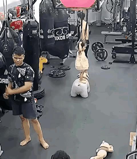 小朋友的身体素质太好了，这应该是从小就跟着大人在健身房锻炼的，从小培养孩子喜欢运