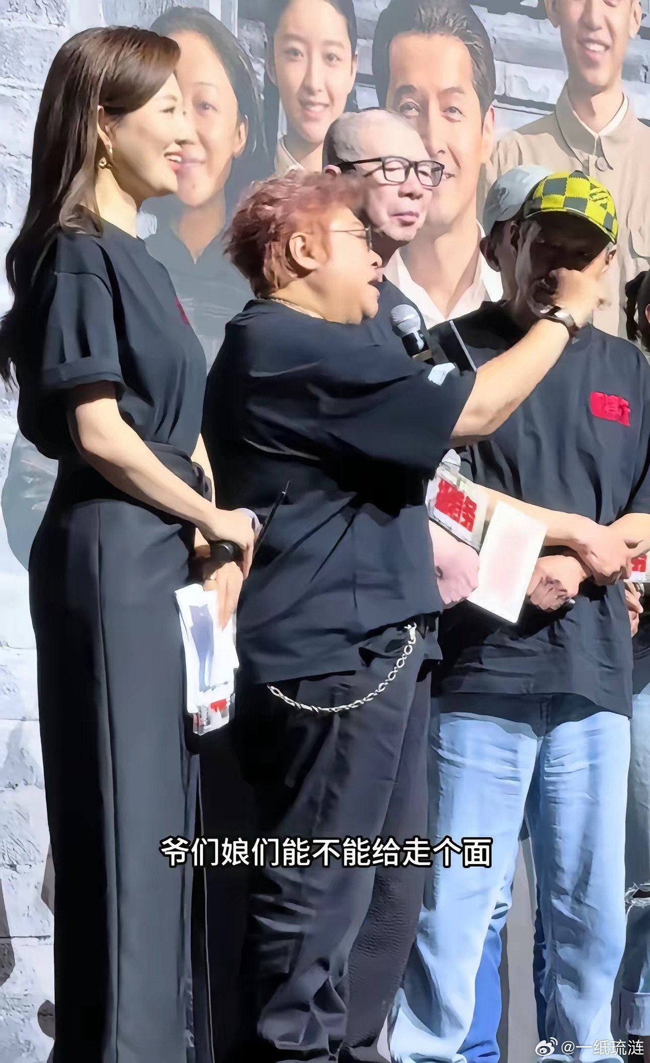 这些年社会一个巨大的进步就是：人们对以前的那些所谓的社会精英、领导权贵、明星大腕