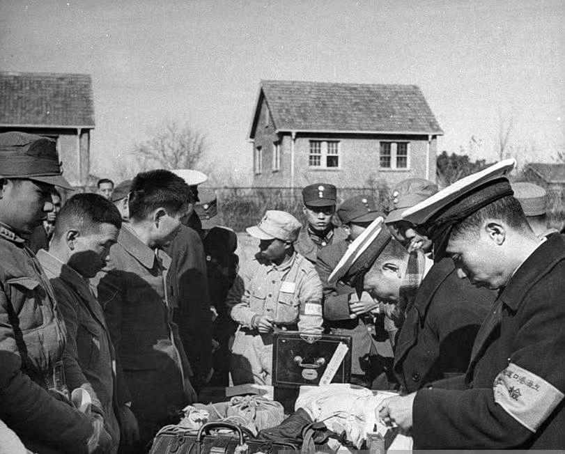 1945年，抗日战争胜利，沦陷区百姓终于重见天日。金雄白在《汪政权的开场与收场》
