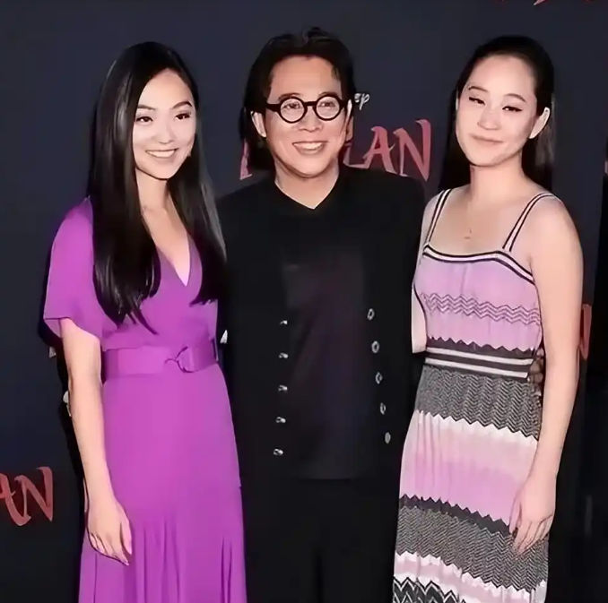明星高调嫁女晒豪车，我忍了；富豪陪嫁论斤称金，我也忍了；但李连杰送大女儿30万国