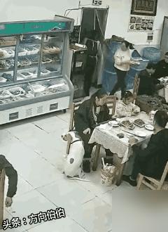 一家4人在小餐馆就餐，顺便带了自家的狗狗，而狗狗也是很乖巧的蹲在主人旁边，此时服