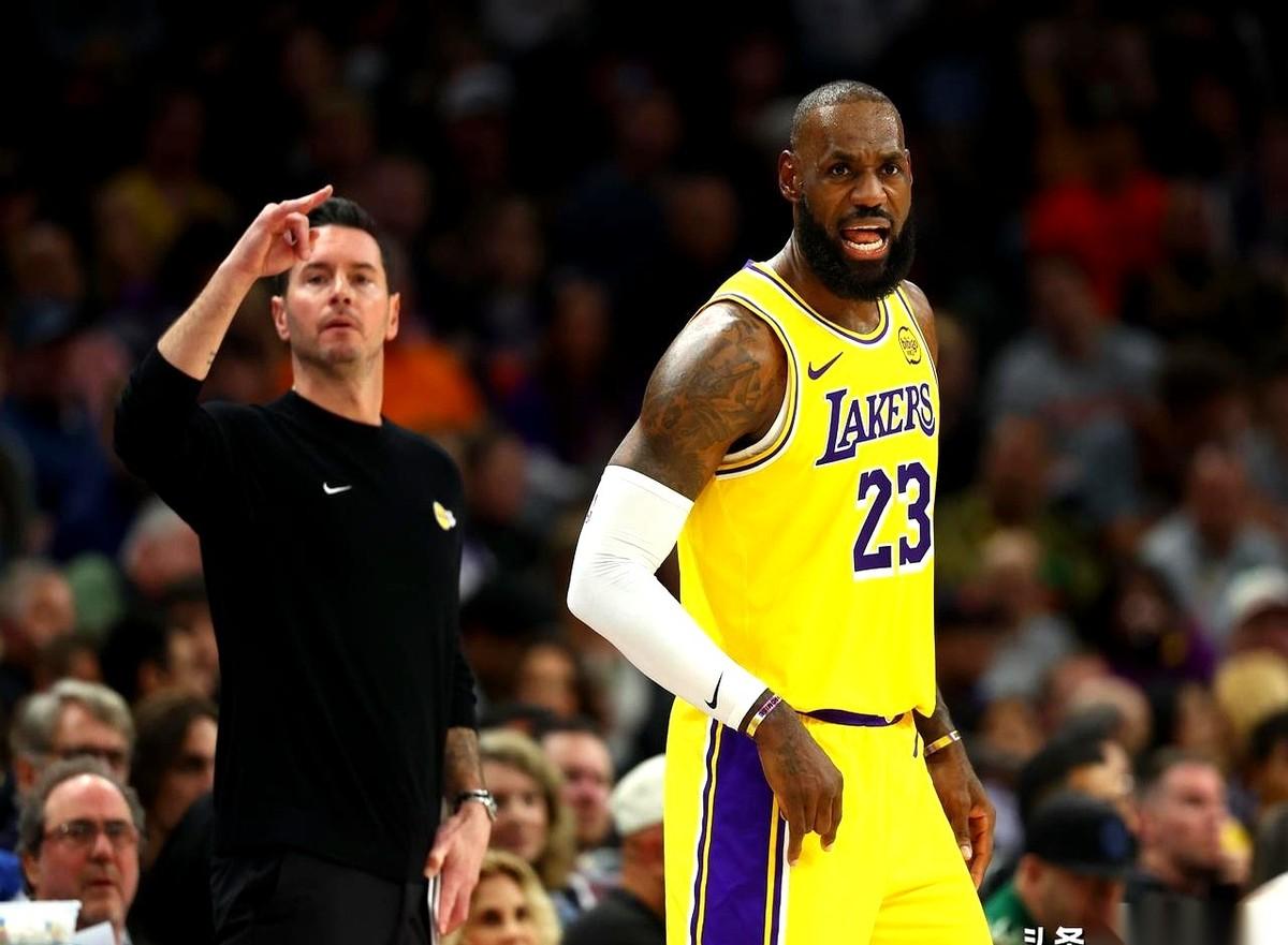 湖人更衣室里，恐怕已经没人说话了。东子瞪着眼，怨气全写在脸上，他觉得老詹对不起