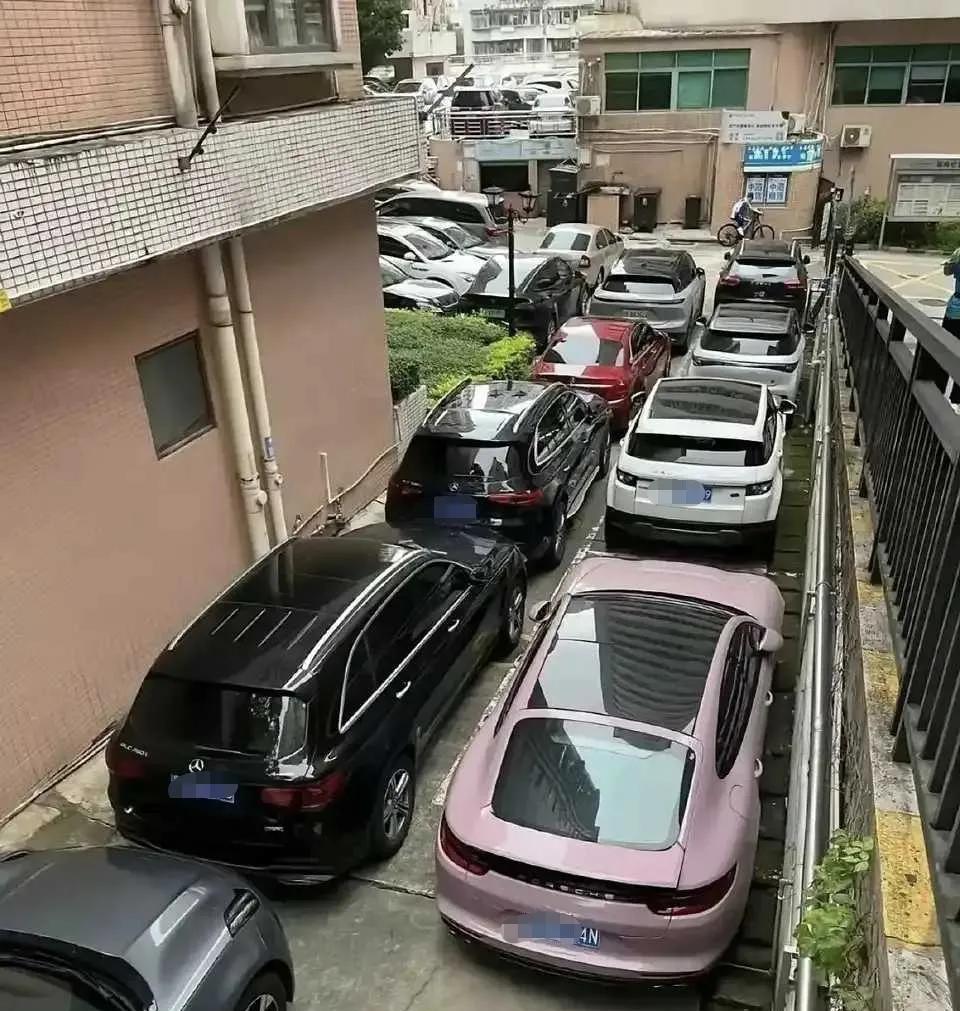 网友：小区这样停车，不会是一年两箱油选手吧？