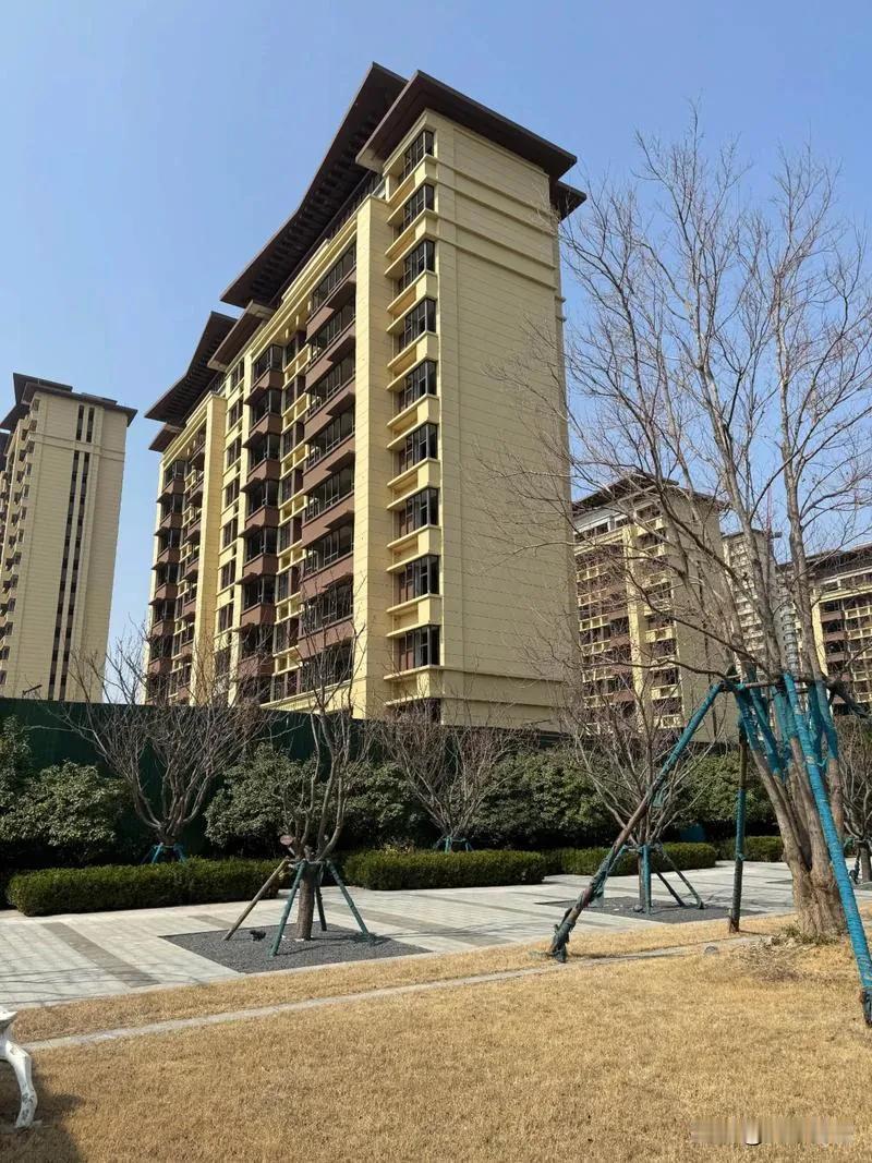 别再死磕“边户”了！现在买房，聪明人都不抢东西户了！以前买房，大家都抢东户