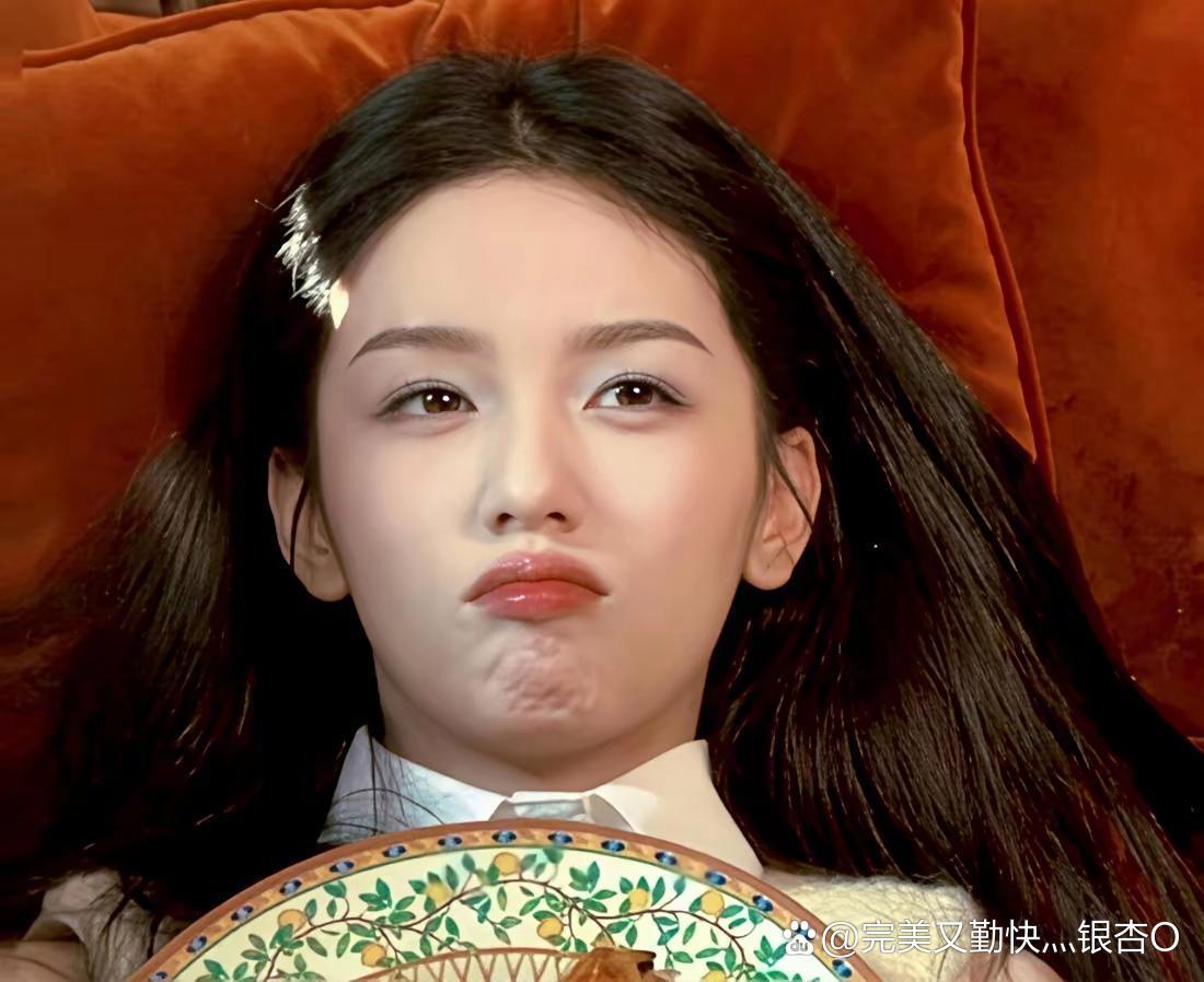 当时周也的这张照片只顾着看脸了，都没有注意到头上那是一缕阳光，而不是发夹