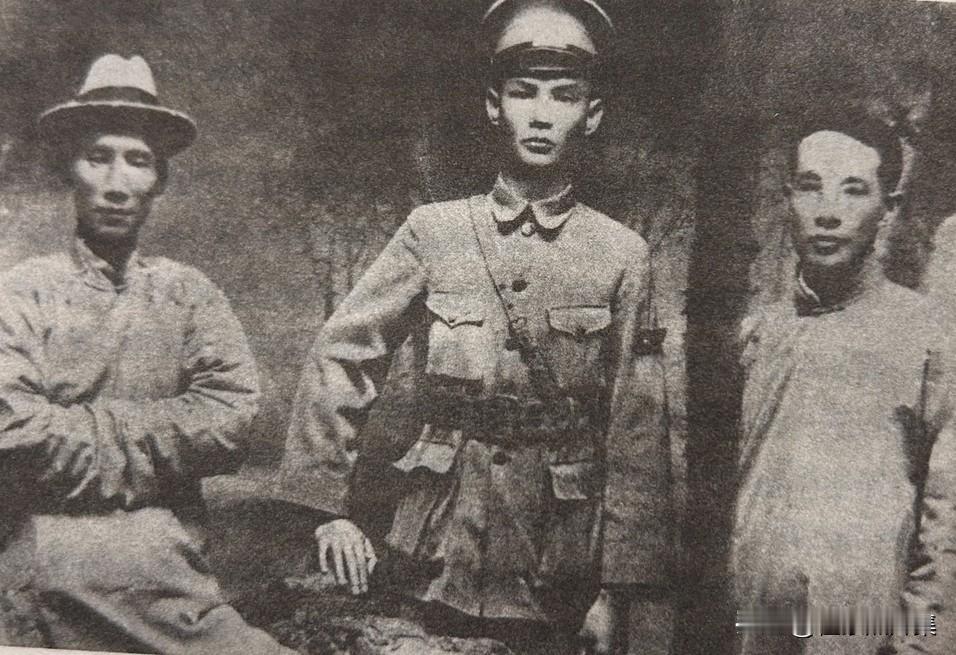 1925年3月21日，叶剑英（中）被广州留守大元帅府任命为梅县县长，这是这位未来