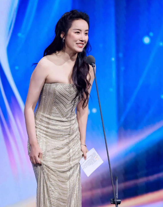 除了胸变大了，其他一点没变！她结婚10年不生娃，是不是就想保持身材，保持美貌的呢