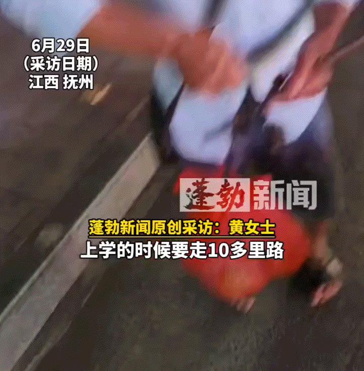 看泪目了。江西，一女子晚上下班回家时，偶遇已故同学的老父亲在路边卖香瓜。看着老人
