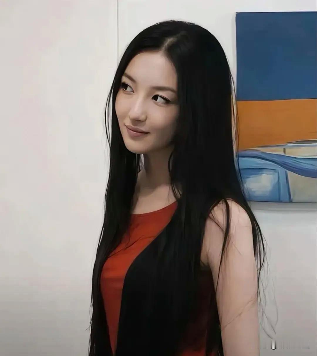王菲女儿20岁李嫣素颜大方亮相！一米七五的高挑身形自带气场，儿时唇腭裂留下的