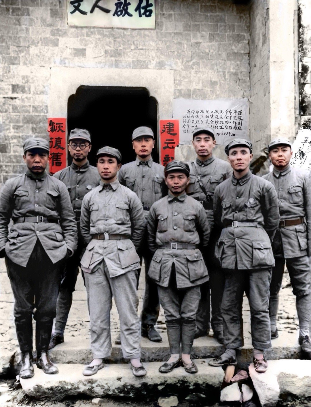 这张原照片是1939年春，安徽云岭新四军军部前的合影，现在展示的是经誉言AI和P