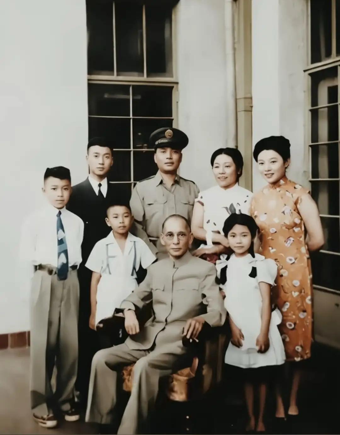 1947年，被软禁在南京的龙云与家人们的合影照片，镜头中他端坐在中间，虽然是家人