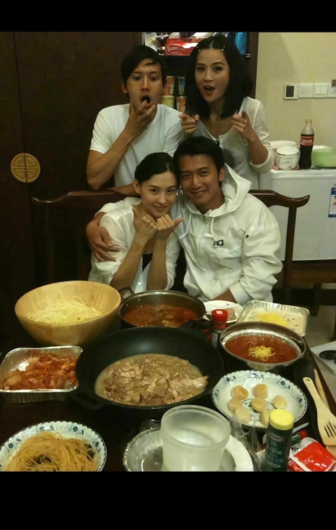 一直都感觉她俩是娱乐圈超级无敌般配的那种，不知多年以后两个人会不会释怀年轻时冲动