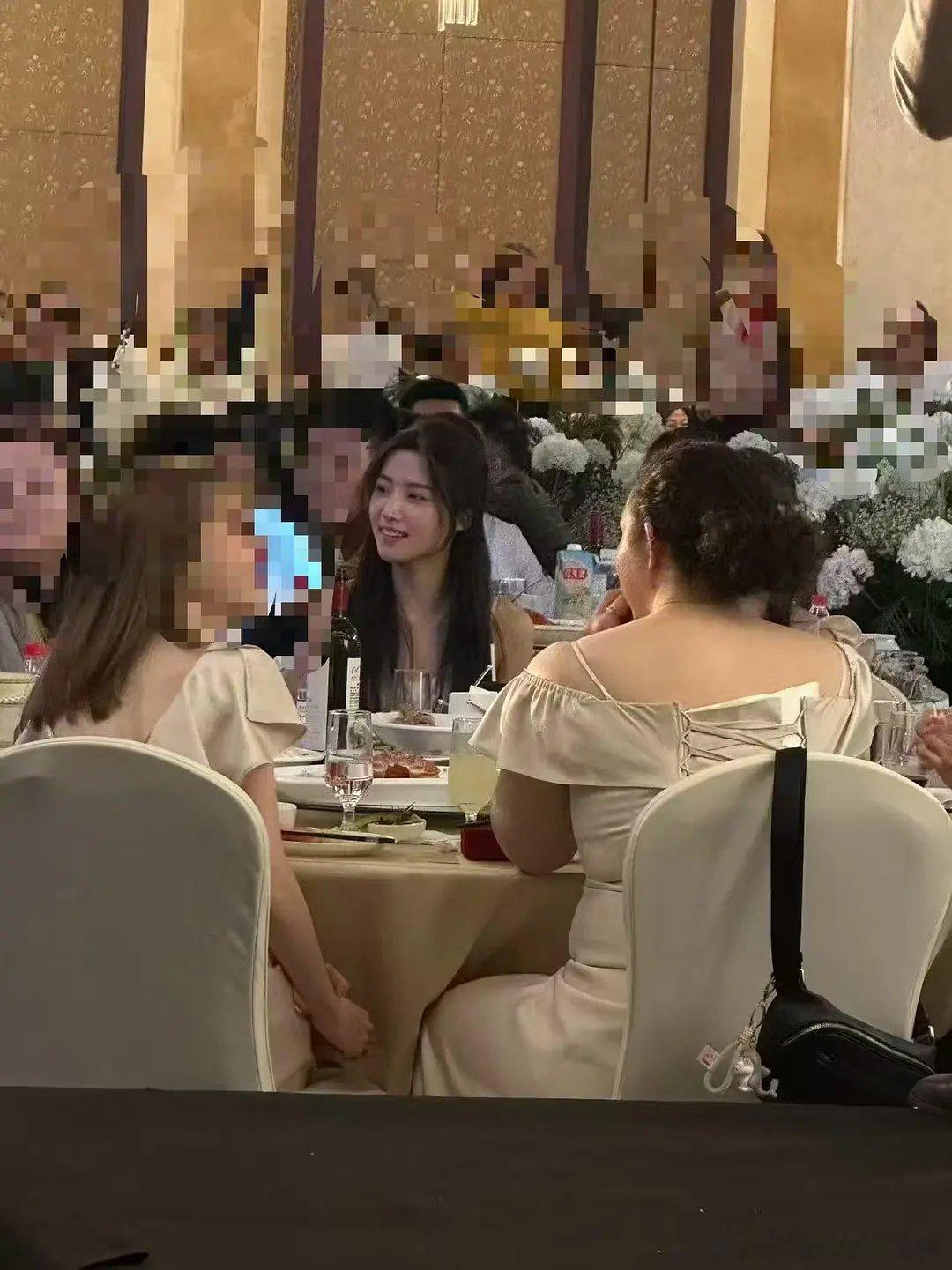 啊？噜噜晓去给别人当伴娘了