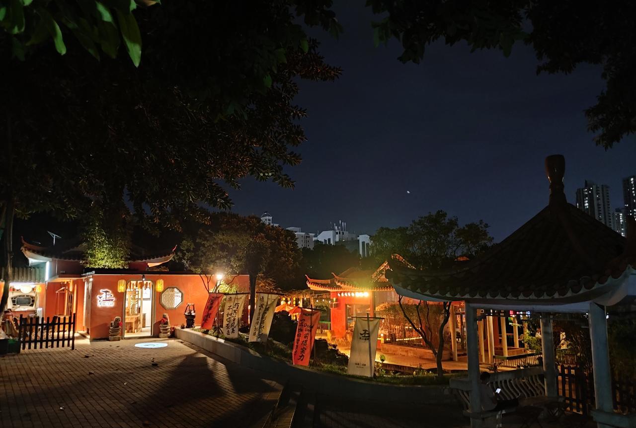 东莞官方提倡恢复夜经济，不过再也不可能有那些声色犬马的时候，而要恢复夜经济，吃吃
