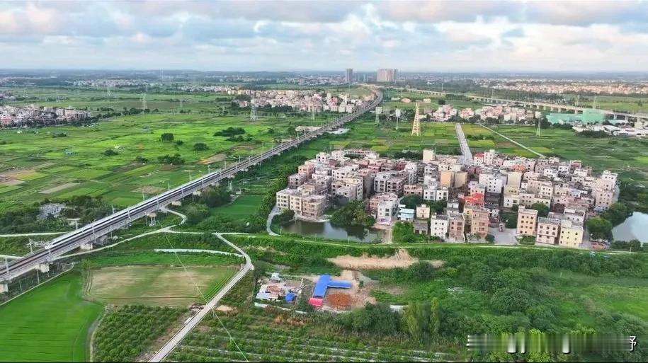 位于粤西地区的湛江吴川，地处广东第三大河流的鉴江平原，地势非常平坦，境内几乎一马