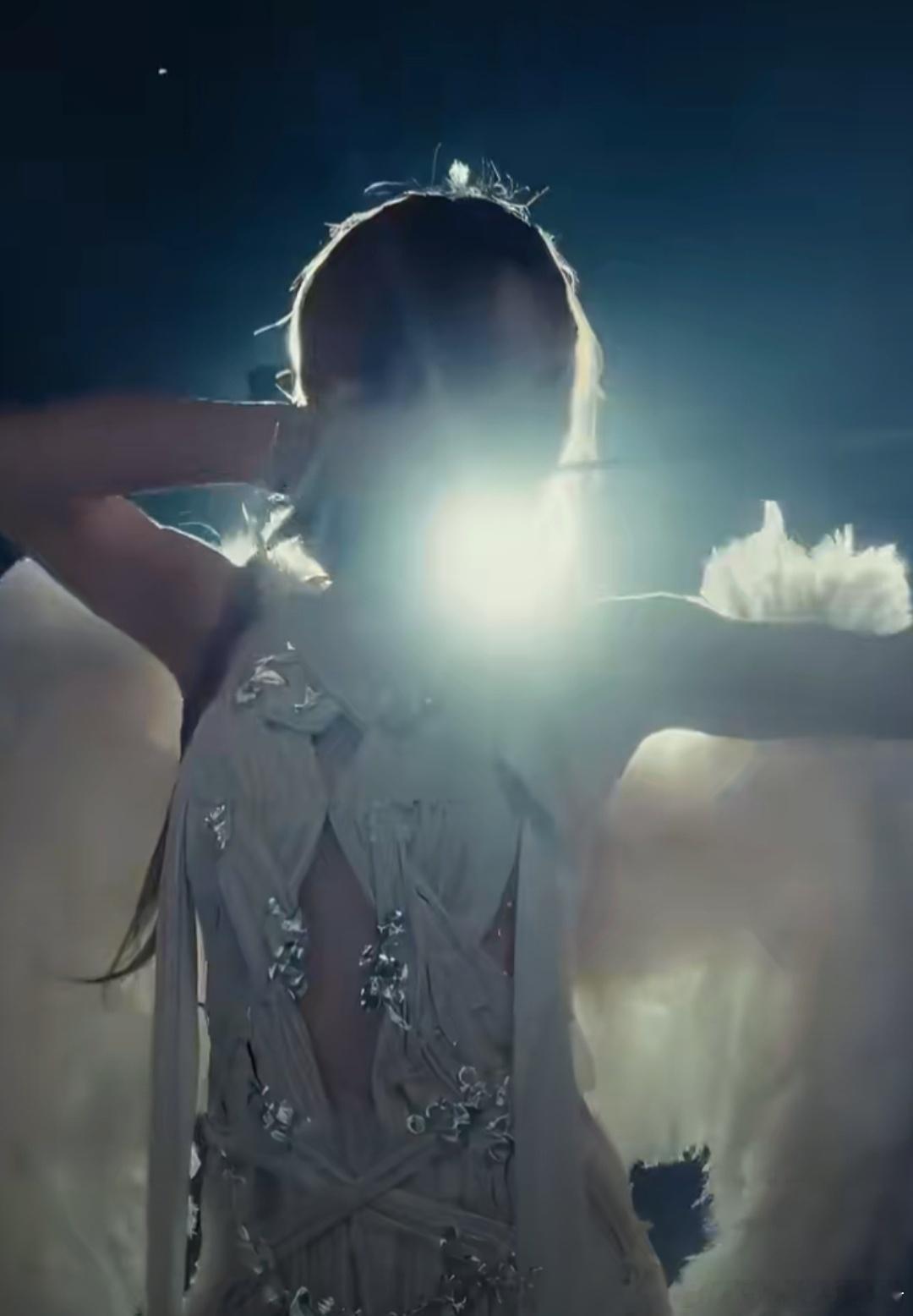 赵露思虞书欣天使翅膀造型，你Pick谁？​​​