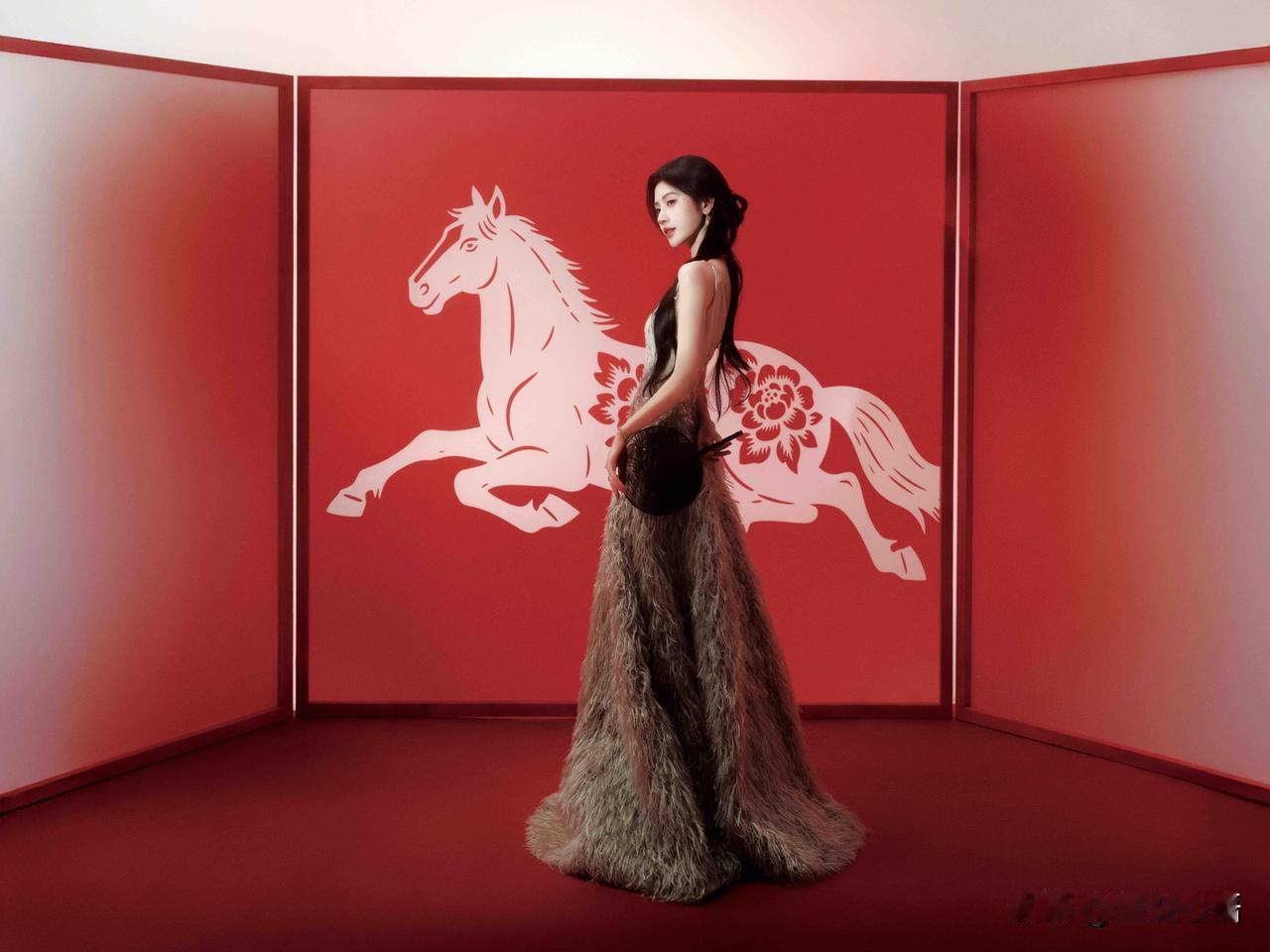 鞠婧祎的2026除夕大片太绝了！年味拉满！羽毛礼裙配红金祥云，白的软乎乎像雪