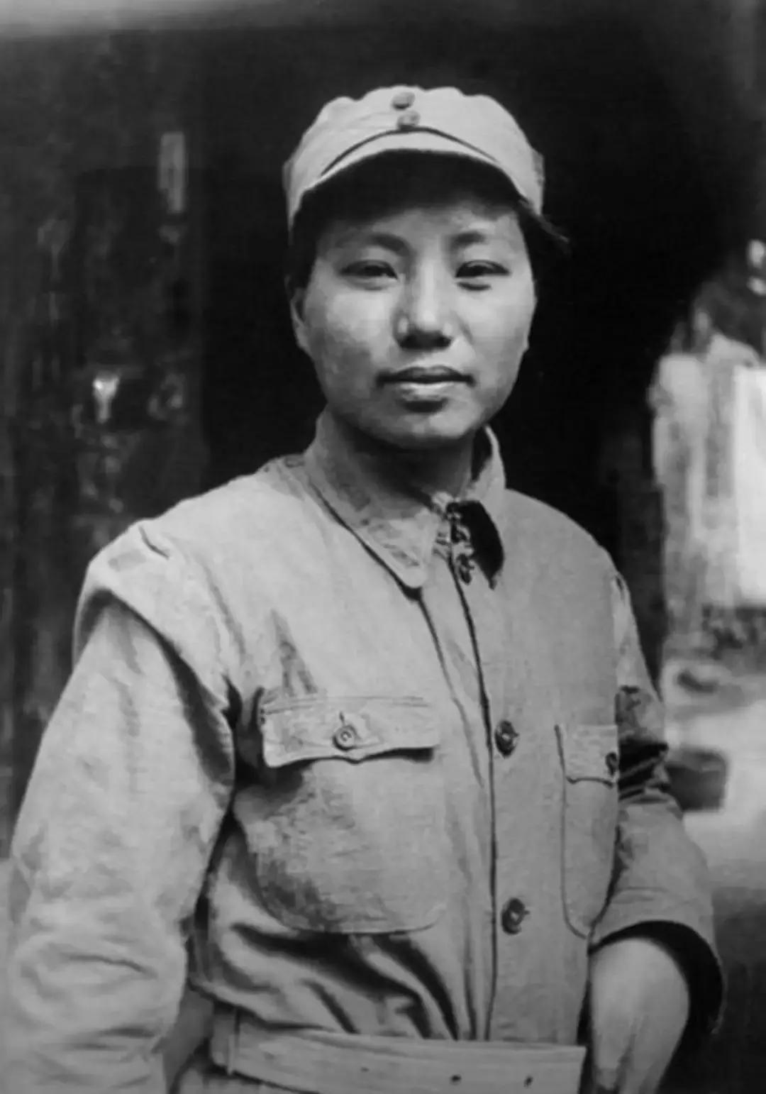 1933年，16岁的李开芬被活埋，这时，政治部主任张琴秋骑马冲了过来，高喊：