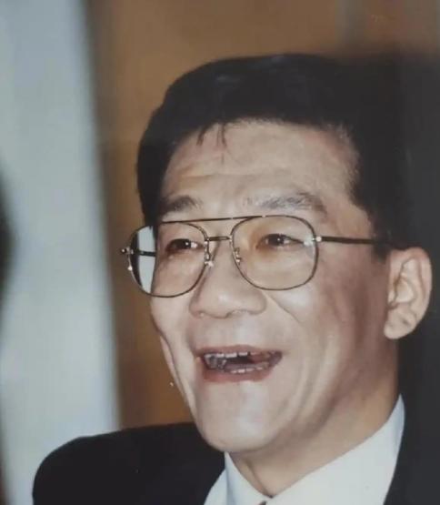 侯耀文为了跟韦唯在一起，抛弃了发妻刘彦，可是同居一年后，侯耀文又爱上了更年轻的袁