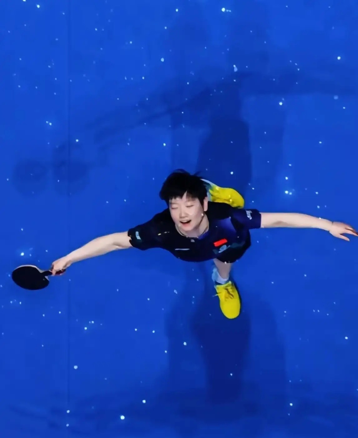 这张照片太震撼了！镜头定格孙颖莎夺冠瞬间的神情，是比赛终结后的释然，是沉浸胜利欢