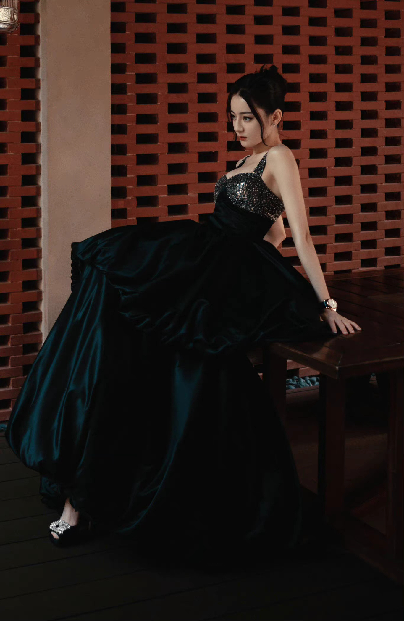 热巴：黑色星钻吊带礼服，真是热辣迷人​​​