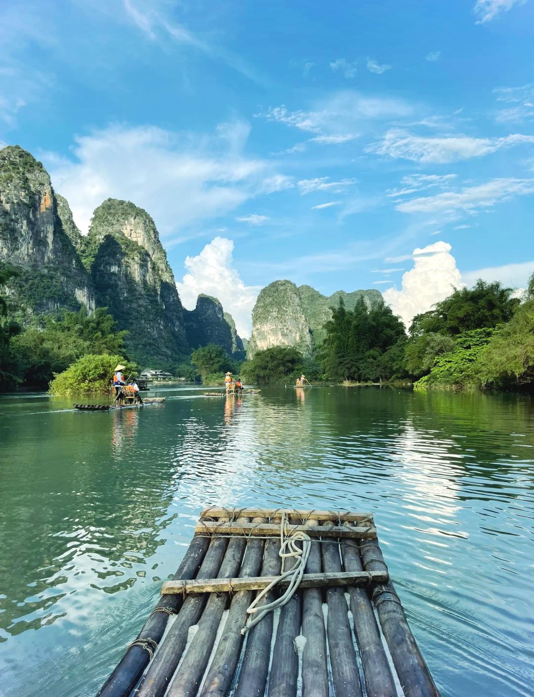 上联：竹筏横江烟雨醉，下联：松涛漫岭雾云酣，下联：花径闲人月影迷。