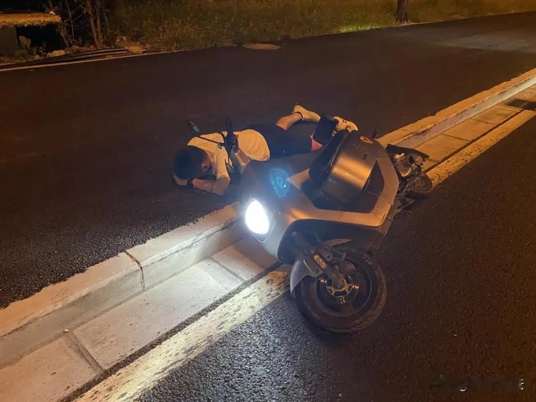 江苏常州，男子晚上下班骑电动车回家路上摔倒，经抢救无效死亡。事后，交警没有查清男