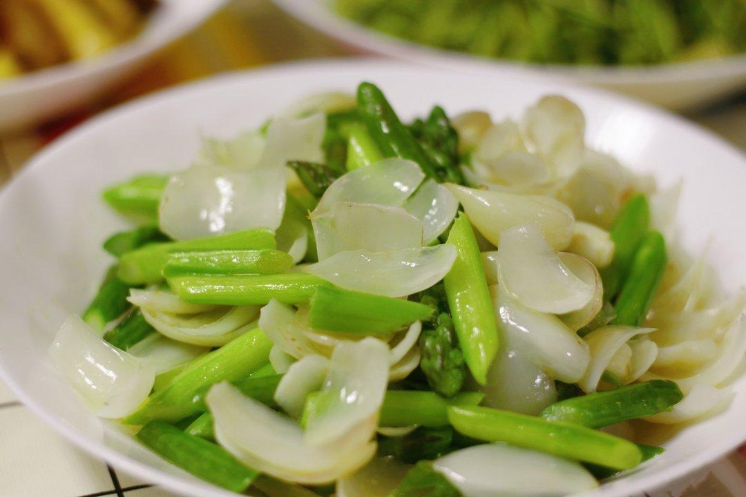 《谷雨不排毒，夏天身体堵！这4样菜正当季，医生都在吃》老辈人常说“谷雨排毒，