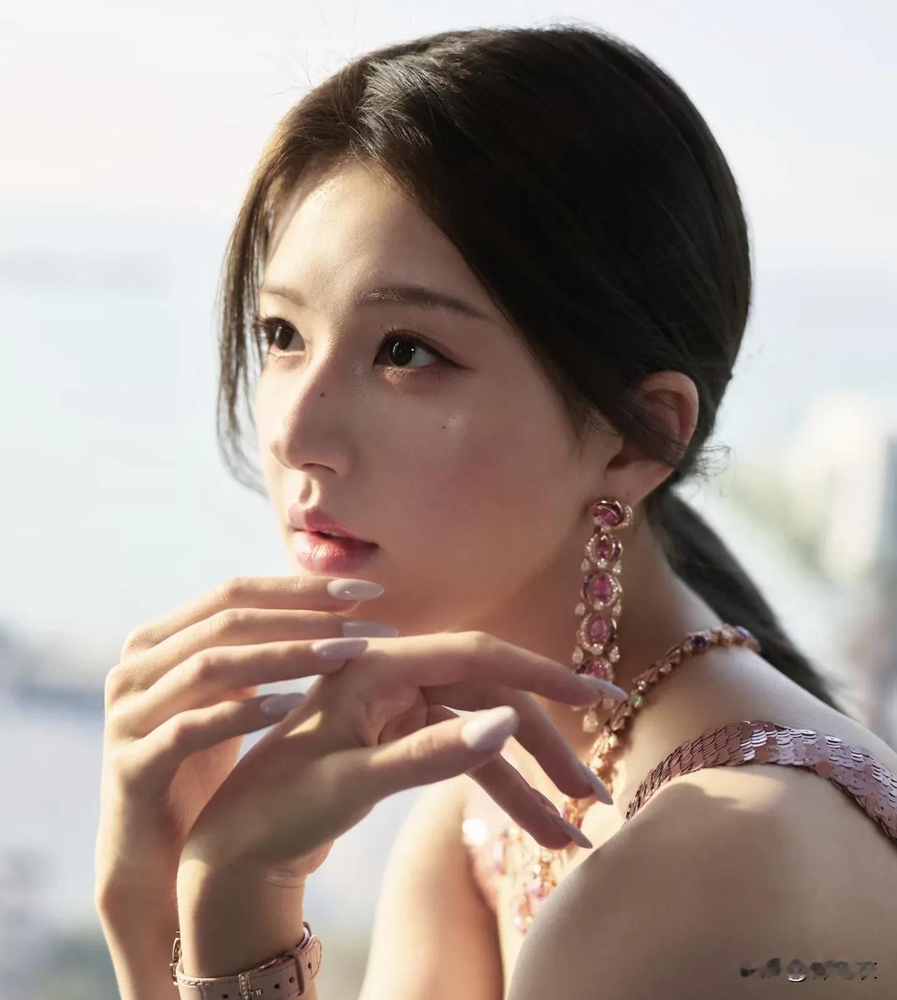 赵露思的粉丝每次都是因为露丝化妆的这些问题能吵起来，大家其实都挺累的，虽然理解露