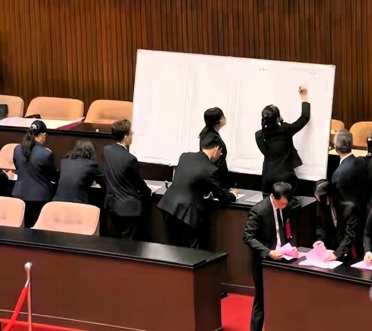赖清德司法扩张梦碎！“特务头子”掌检察系统，蓝白罕见联手硬封杀5月5日上午