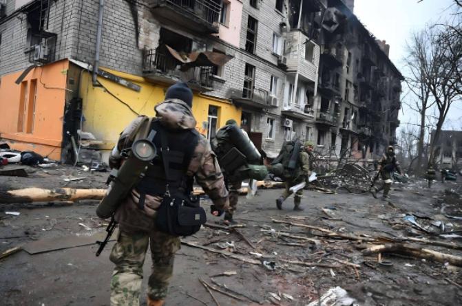 俄乌战场的红军城战役简直颠覆认知，之前传得神乎其神的俄军17万兵力猛扑，原来全是