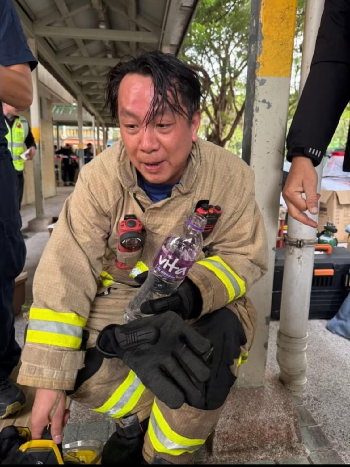 毛孩子也是家中的一员。感谢这位消防员拯救了这么多的猫猫和狗狗。有人质疑为